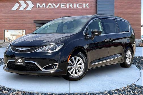 Brilliant Black Crystal Pearlcoat 2017 Chrysler Pacifica Touring-L