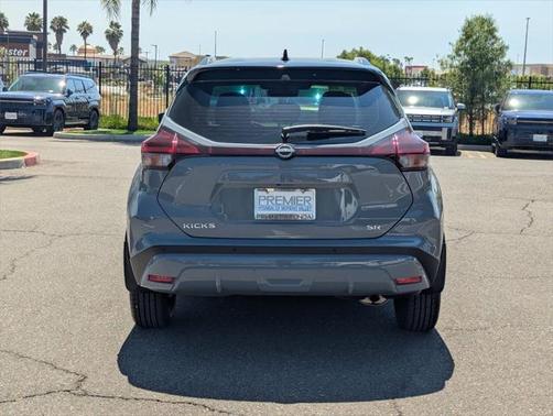 2022 Nissan Kicks SR