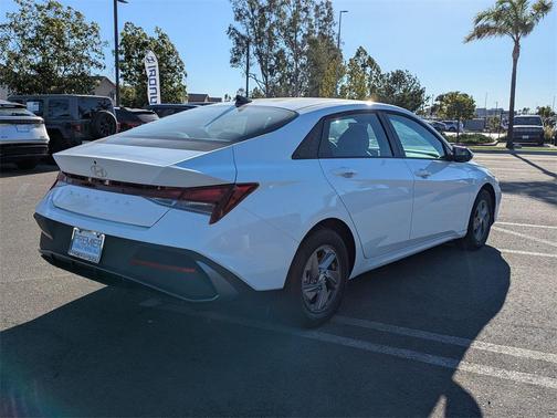 2025 Hyundai ELANTRA SE