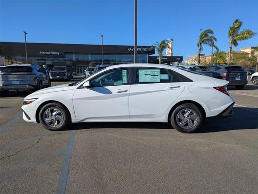 2025 Hyundai ELANTRA SE