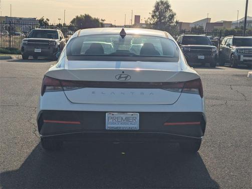 2025 Hyundai ELANTRA SE
