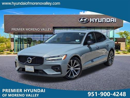 2022 Volvo S60 T5 Momentum
