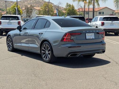 2022 Volvo S60 T5 Momentum