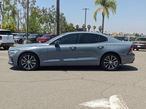 2022 Volvo S60 T5 Momentum