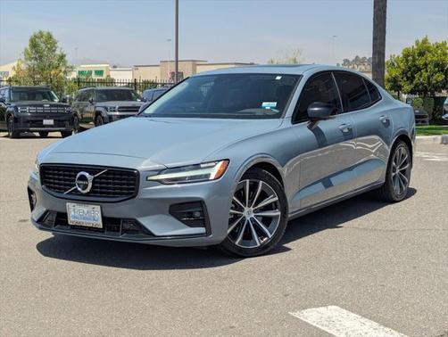 2022 Volvo S60 T5 Momentum