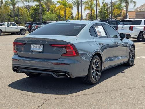 2022 Volvo S60 T5 Momentum