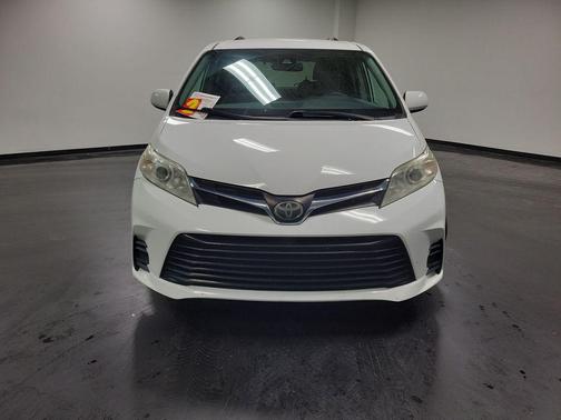 2019 Toyota Sienna LE