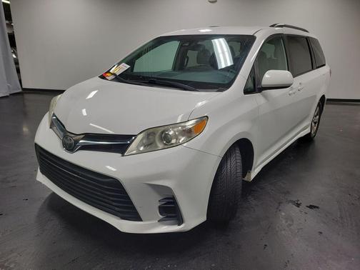 2019 Toyota Sienna LE