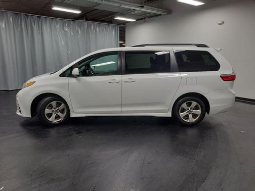 2019 Toyota Sienna LE