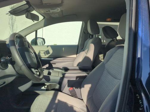 2023 Toyota Sienna LE