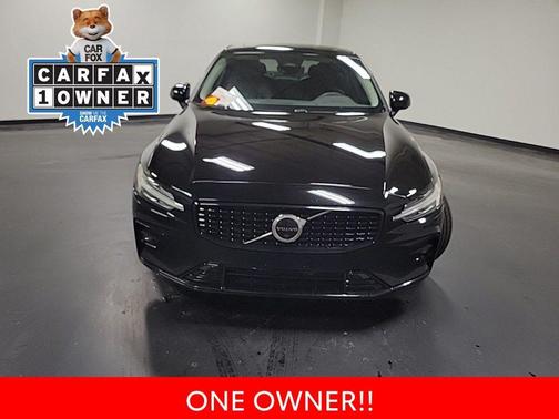 2023 Volvo S60 B5 Plus Dark Theme