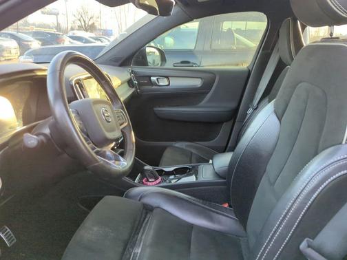 2021 Volvo XC40 Recharge Pure Electric P8