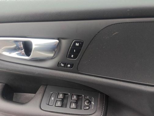 2023 Volvo S60 B5 Core Dark Theme