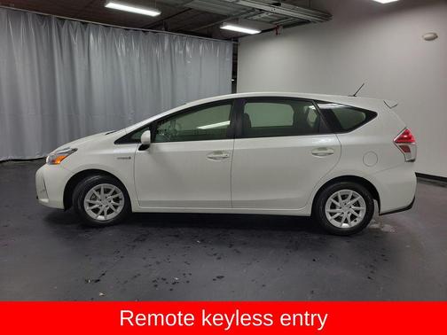 2016 Toyota Prius v Three
