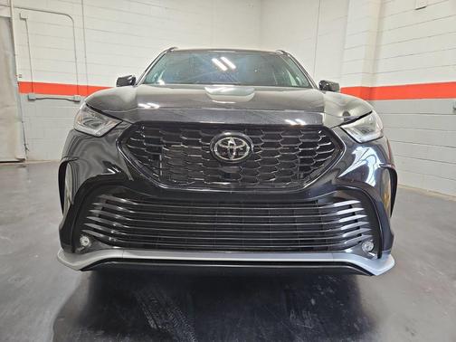 Midnight Black Metallic 2026 Toyota Highlander XSE