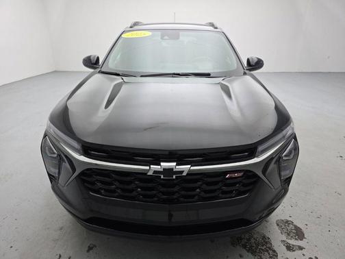 Black 2025 Chevrolet Trax 2RS