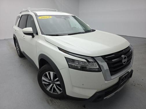 White 2024 Nissan Pathfinder SL