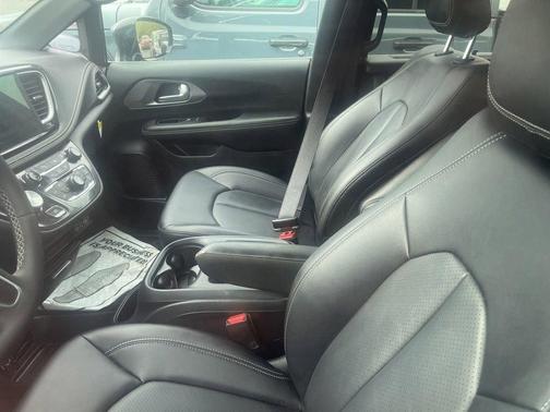 Fathom Blue Pearlcoat 2025 Chrysler Pacifica Select