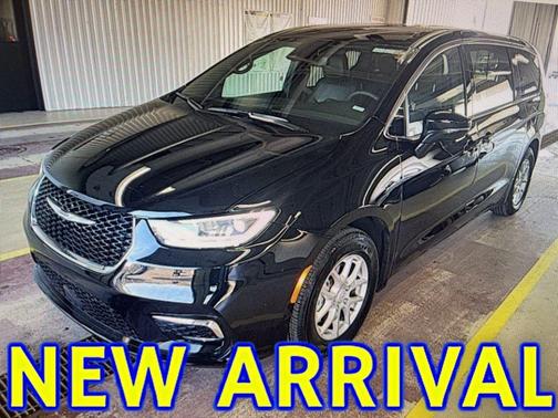 Diamond Black 2025 Chrysler Pacifica Select