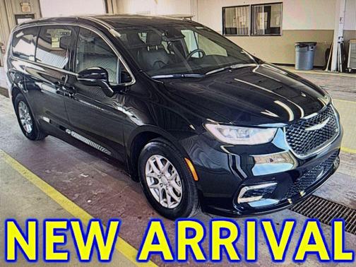 Diamond Black 2025 Chrysler Pacifica Select