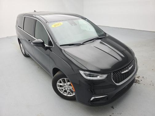 Diamond Black 2025 Chrysler Pacifica Select