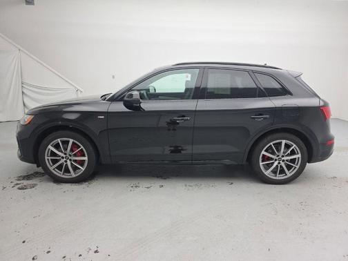 Mythos Black Metallic 2024 Audi Q5 e 55 S line quattro Premium
