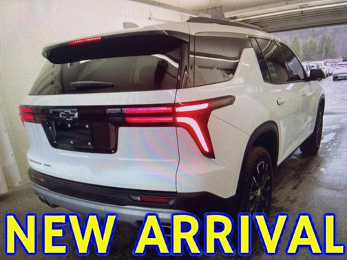 Summit White 2026 Chevrolet Traverse LT