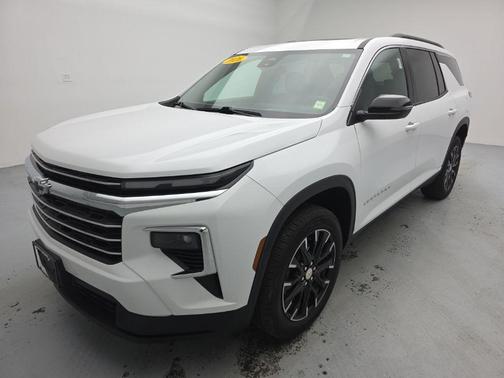 Summit White 2026 Chevrolet Traverse LT