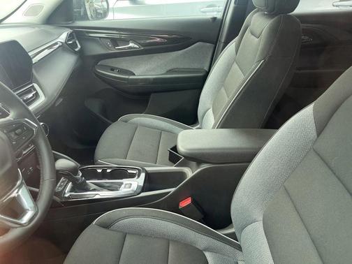 Mosaic Black Metallic 2025 Chevrolet Trailblazer LT