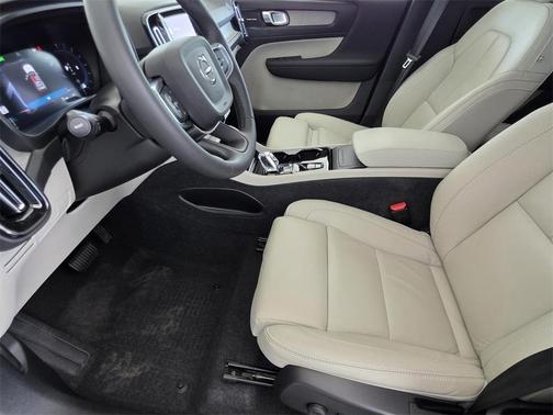 2024 Volvo XC40 B5 Plus Bright Theme