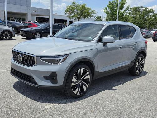 2024 Volvo XC40 B5 Plus Bright Theme