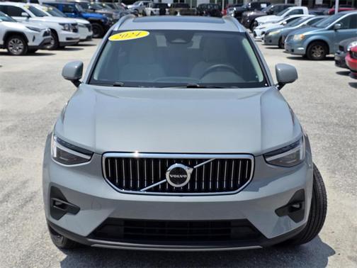 2024 Volvo XC40 B5 Plus Bright Theme