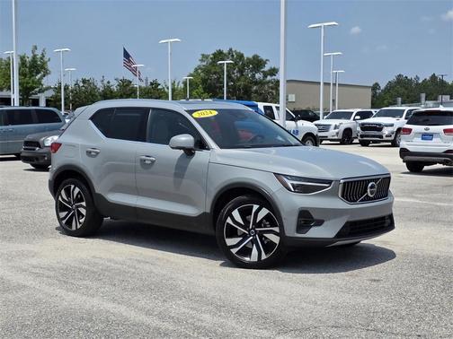 2024 Volvo XC40 B5 Plus Bright Theme