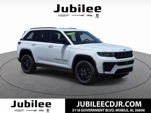 Bright White Clearcoat 2026 Jeep Grand Cherokee Laredo