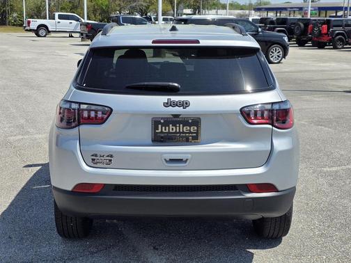 Silver Zynith 2026 Jeep Compass Latitude