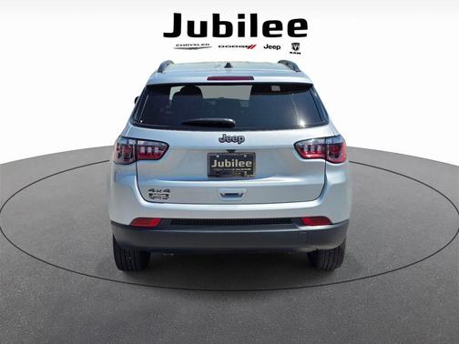 Silver Zynith 2026 Jeep Compass Latitude