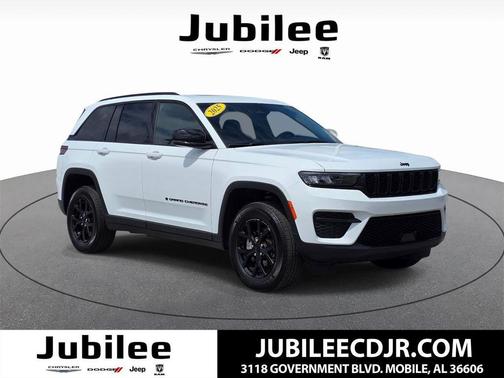 Bright White Clearcoat 2025 Jeep Grand Cherokee Laredo