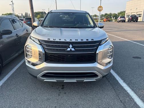 Silver 2022 Mitsubishi Outlander SE