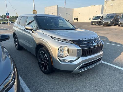 Silver 2022 Mitsubishi Outlander SE
