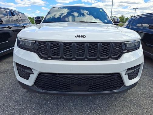 White 2023 Jeep Grand Cherokee Altitude X