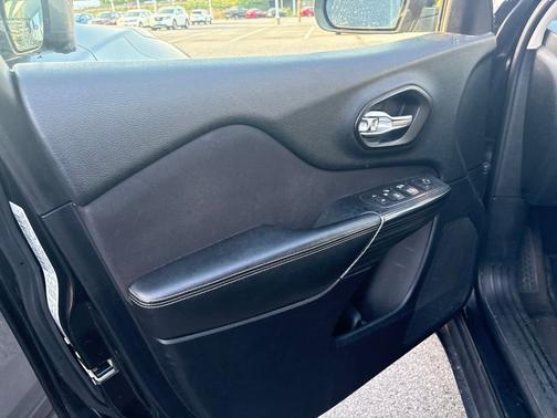 Black 2016 Jeep Cherokee Latitude
