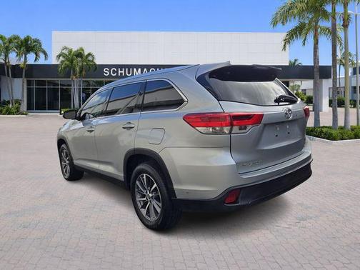 Silver 2019 Toyota Highlander SE