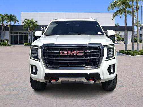 Summit White 2022 GMC Yukon AT4