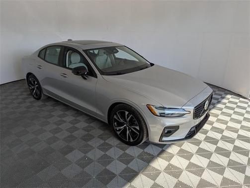 2023 Volvo S60 B5 Core Dark Theme