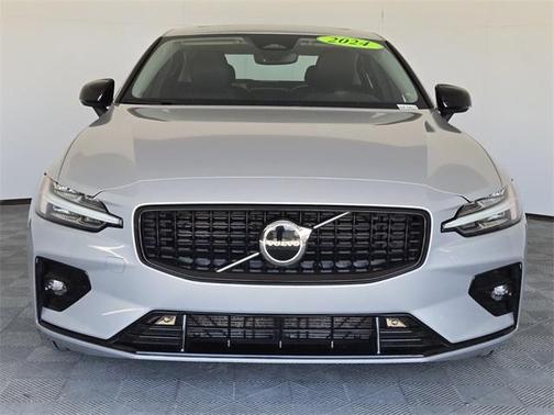 2024 Volvo S60 B5 Core Dark Theme