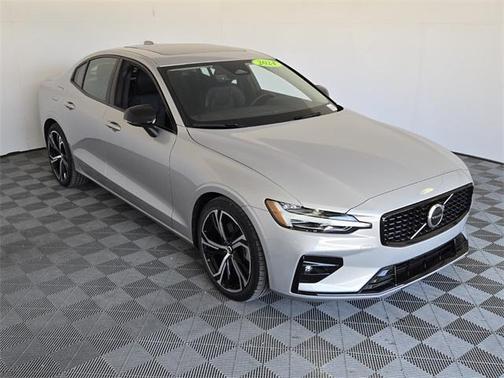 2024 Volvo S60 B5 Core Dark Theme