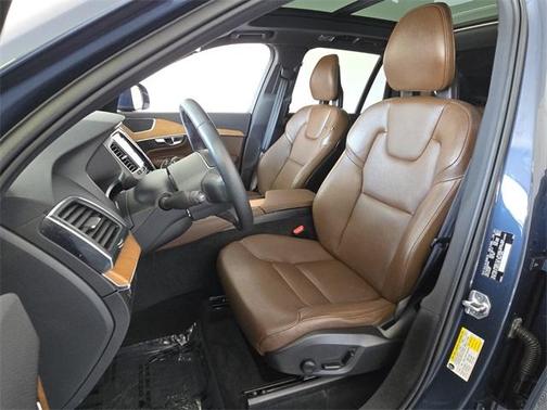 2022 Volvo XC90 T6 Momentum 7 Passenger