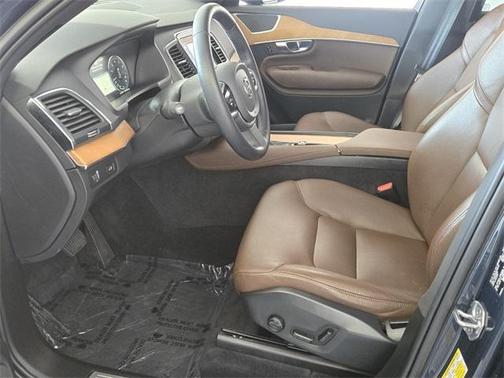 2022 Volvo XC90 T6 Momentum 7 Passenger