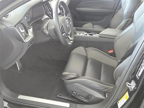 2022 Volvo S60 B5 Black Edition R-Design