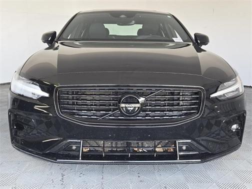 2022 Volvo S60 B5 Black Edition R-Design
